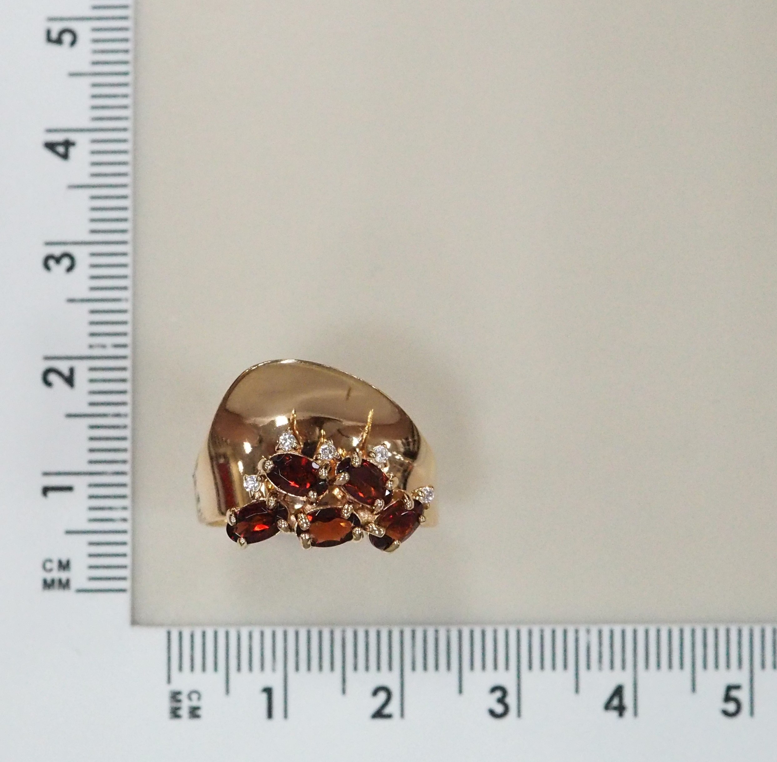 Серебряное кольцо 925 пробы; вставки 5 Гранат; 5 Куб. Цирконий бесцв.;